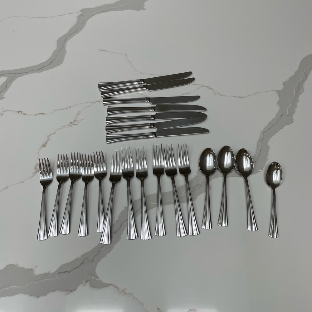 Reed & Barton Bellevue Glossy 22 pieces, tsp, TBS, salad fork, dinner fork knife